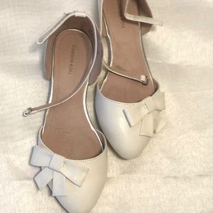 Girls size 4 ivory strappy flats with side bow